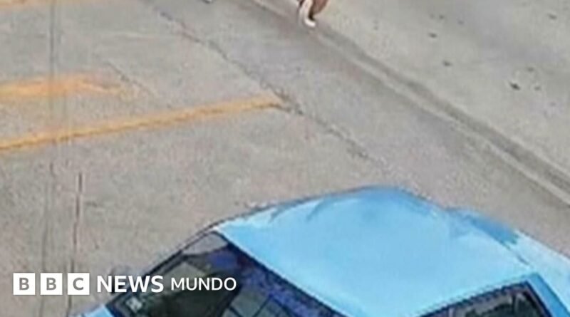 VIDEO: El impactante momento en que un hombre salva a una niña pequeña de ser atropellada a la salida del supermercado en México - BBC News Mundo