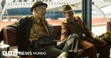 Wild Horse Nine, la película sobre dos agentes de la CIA que conspiran contra el gobierno de Allende en Chile que causó sensación en el Festival de Venecia Wild Horse Nine, la película sobre dos agentes de la CIA que conspiran contra el gobierno de Allende en Chile que causó sensación en el Festival de Venecia - BBC News Mundo