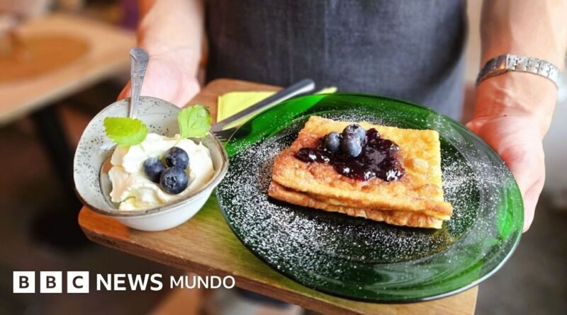 ¿Panqueques de almendras, arándanos o alquitrán?: tarvu, el extraño ingrediente que los finlandeses no pueden dejar de comer - BBC News Mundo