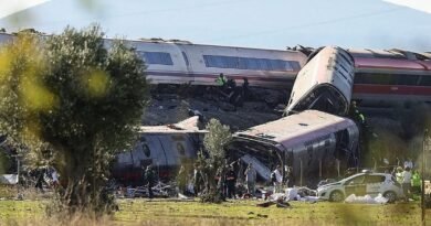 Al menos 64 muertos y decenas de heridos tras choque de trenes de alta velocidad en España  - RR Noticias