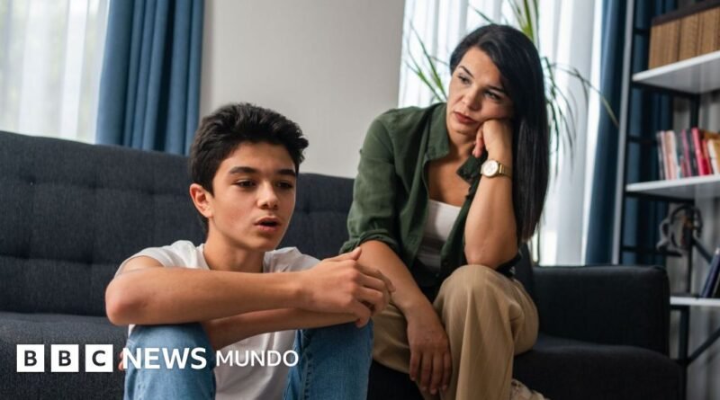 Cómo contarles a tus hijos menores de edad que tienes una nueva pareja, según dos expertas - BBC News Mundo