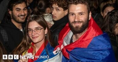 Cómo un movimiento estudiantil que nació de una tragedia acabó con 14 años de dominio político de Aleksandar Vucic en Serbia - BBC News Mundo