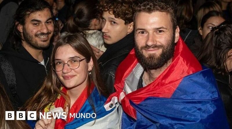 Cómo un movimiento estudiantil que nació de una tragedia acabó con 14 años de dominio político de Aleksandar Vucic en Serbia - BBC News Mundo