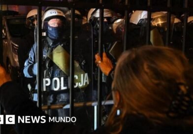 Despliegan a la policía en Polonia ante un enfrentamiento entre el primer ministro y la oposición por el control del Tribunal Constitucional - BBC News Mundo