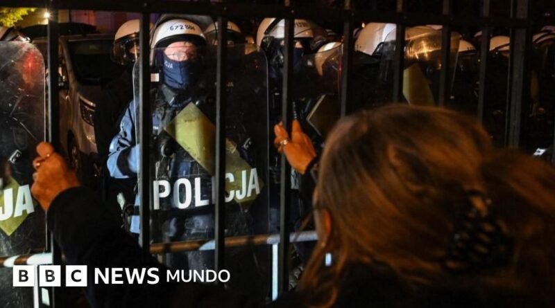 Despliegan a la policía en Polonia ante un enfrentamiento entre el primer ministro y la oposición por el control del Tribunal Constitucional - BBC News Mundo