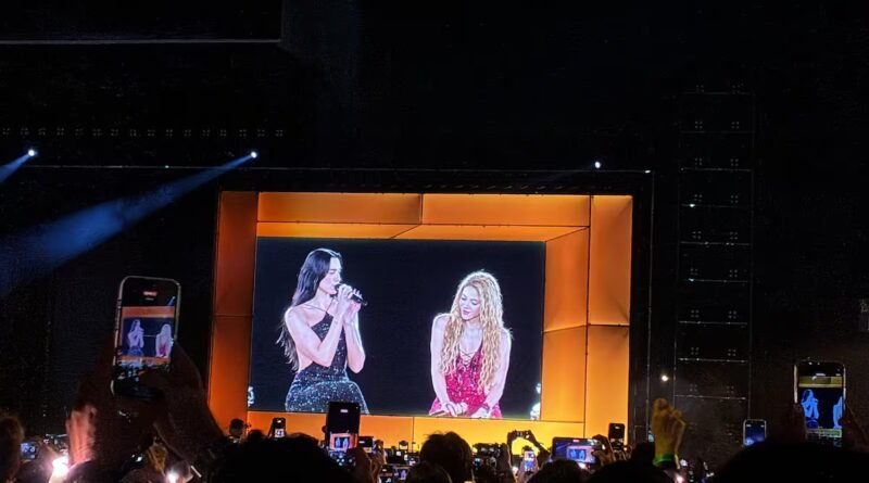 Dua Lipa canta con Shakira ‘Antología’ en el octavo concierto de la colombiana en Madrid