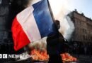 El primer ministro de Francia autoriza toques de queda parciales en todo el país y condena a los 