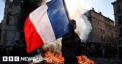 El primer ministro de Francia autoriza toques de queda parciales en todo el país y condena a los 