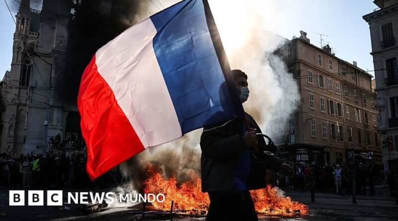 El primer ministro de Francia autoriza toques de queda parciales en todo el país y condena a los