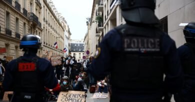 El primer ministro francés intenta aplacar las protestas con ayudas y buenas palabras mientras anuncia recortes
