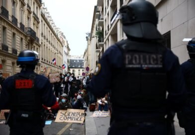 El primer ministro francés intenta aplacar las protestas con ayudas y buenas palabras mientras anuncia recortes