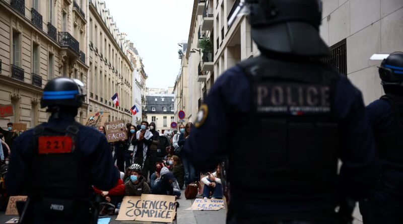 El primer ministro francés intenta aplacar las protestas con ayudas y buenas palabras mientras anuncia recortes