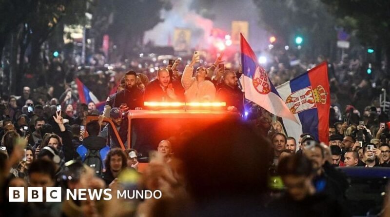 El veterano gobernante de Serbia, Aleksandar Vucic, reconoce la derrota electoral ante un movimiento de protesta liderado por estudiantes - BBC News Mundo