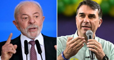 Flávio Bolsonaro y Lula da Silva saludan en el debate presidencial