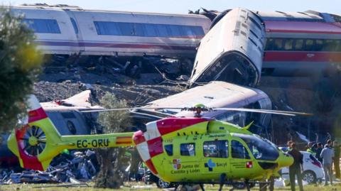 En Vivo: Al menos 30 muertos y decenas de heridos en un choque de trenes de alta velocidad en España - BBC News Mundo