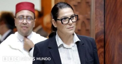 Fatima El Mansouri: cómo la primera mujer en liderar el gobierno de Marruecos está atrapada entre el rey, los clérigos y el feminismo - BBC News Mundo