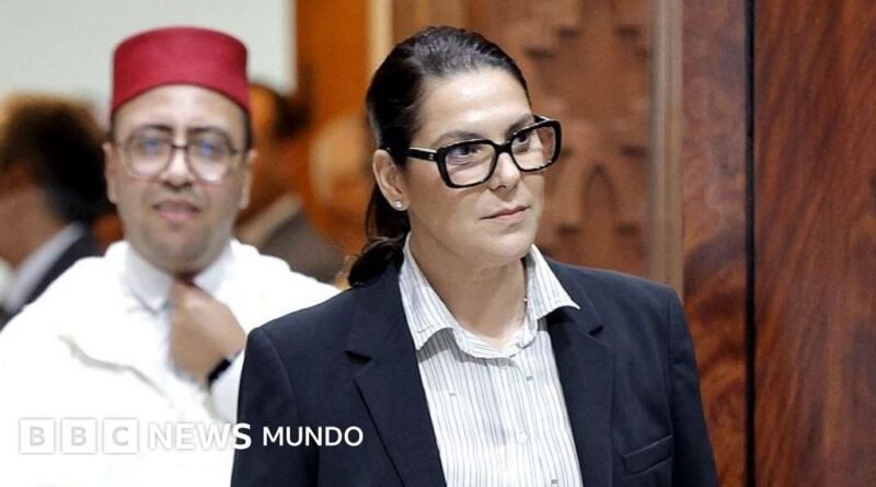 Fatima El Mansouri: cómo la primera mujer en liderar el gobierno de Marruecos está atrapada entre el rey, los clérigos y el feminismo - BBC News Mundo