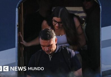 Imágenes muestran a Flávio Bolsonaro aterrizando en Miami luego de su derrota en las elecciones de Brasil - BBC News Mundo