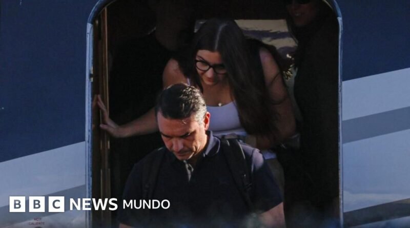 Imágenes muestran a Flávio Bolsonaro aterrizando en Miami luego de su derrota en las elecciones de Brasil - BBC News Mundo
