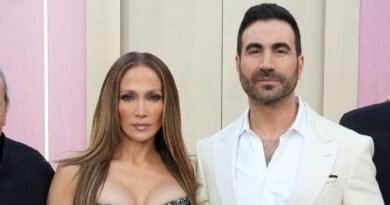 Jennifer Lopez y Brett Goldstein desatan rumores de romance tras coincidir en una fiesta - RR Noticias