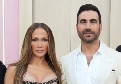 Jennifer Lopez y Brett Goldstein desatan rumores de romance tras coincidir en una fiesta - RR Noticias