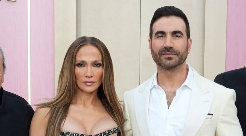 Jennifer Lopez y Brett Goldstein desatan rumores de romance tras coincidir en una fiesta - RR Noticias