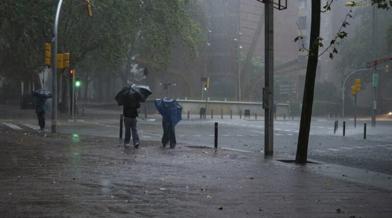 La Aemet decreta aviso rojo por lluvias torrenciales en Castellón, Valencia y Tarragona