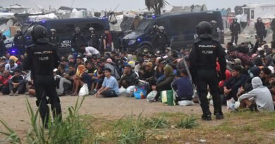 La Policía empieza a desalojar el asentamiento de migrantes de la playa de El Trampolín de Ceuta