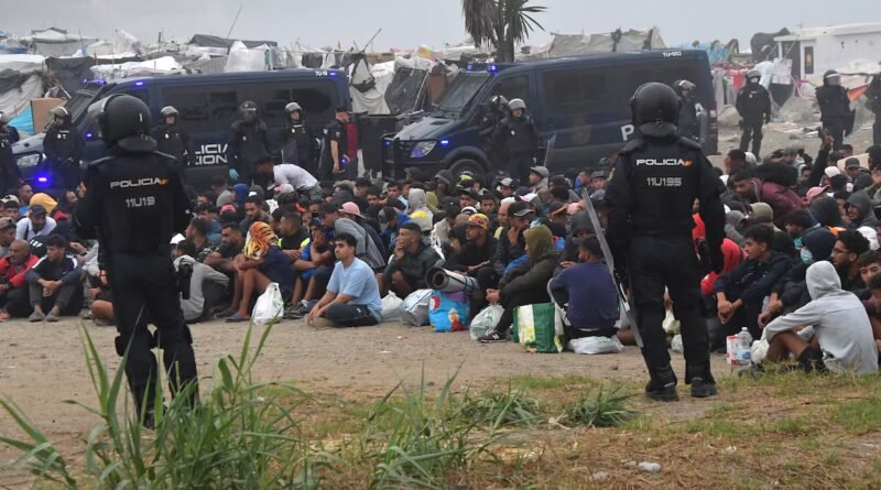 La Policía empieza a desalojar el asentamiento de migrantes de la playa de El Trampolín de Ceuta