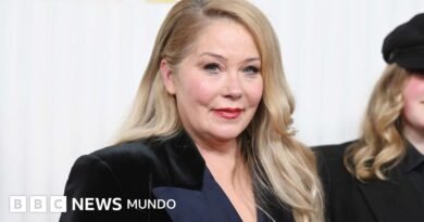 La actriz Christina Applegate revela que estuvo 5 años diagnosticada erróneamente con esclerosis múltiple - BBC News Mundo