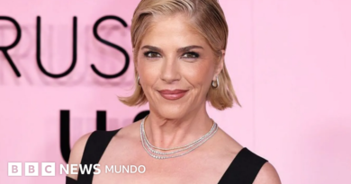 La actriz estadounidense Selma Blair es acusada de agresión tras un incidente con las azafatas durante un vuelo de Los Ángeles a Nueva York - BBC News Mundo