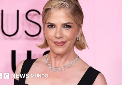 La actriz estadounidense Selma Blair es acusada de agresión tras un incidente con las azafatas durante un vuelo de Los Ángeles a Nueva York - BBC News Mundo