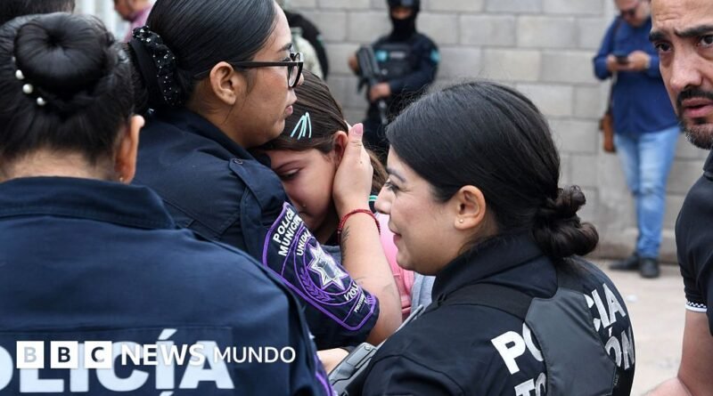 La conmoción por el ataque con machetes y explosivos en una escuela de México en la que murió la subdirectora y por el que acusan a dos hermanos exalumnos - BBC News Mundo