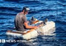 La impactante foto de un migrante cubano sobre una pequeña balsa improvisada frente a la costa de Florida - BBC News Mundo