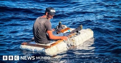 La impactante foto de un migrante cubano sobre una pequeña balsa improvisada frente a la costa de Florida - BBC News Mundo