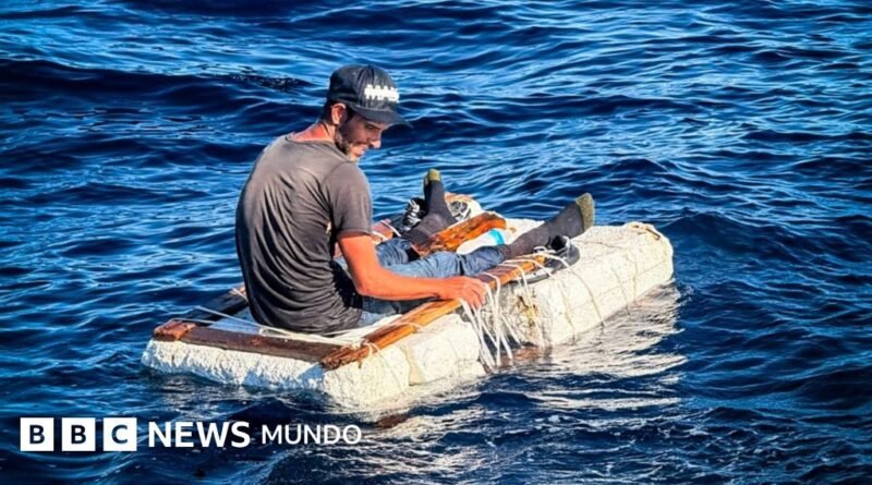 La impactante foto de un migrante cubano sobre una pequeña balsa improvisada frente a la costa de Florida - BBC News Mundo