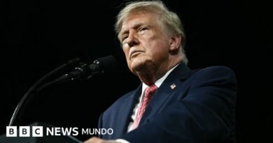 La justicia le ordena a Trump responder preguntas bajo juramento en su demanda contra la BBC - BBC News Mundo