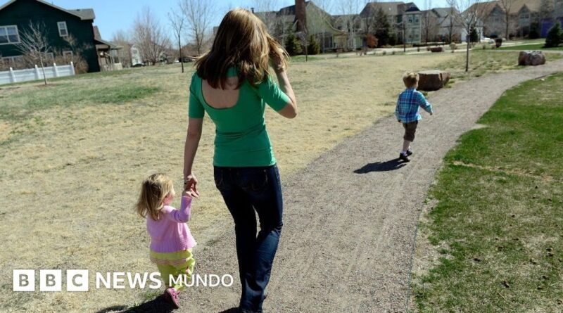 La madre que fue condenada por dejar que su hijo de 5 años paseara solo - BBC News Mundo