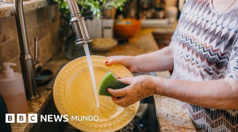 Los anfitriones de Airbnb ya no pueden exigir a los huéspedes que quiten las sábanas ni que laven los platos - BBC News Mundo