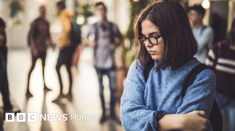 Los hábitos ocultos que empeoran tu ansiedad social (y cómo romperlos)  - BBC News Mundo