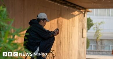 Los hijos temporales que los ancianos contratan en China para combatir la soledad - BBC News Mundo