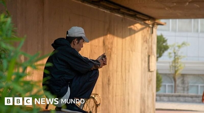Los hijos temporales que los ancianos contratan en China para combatir la soledad - BBC News Mundo