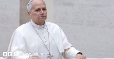 Los médicos del Papa informan que camina y se recupera 