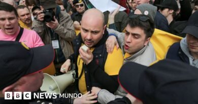 Los opositores a Putin deportados por Occidente a los que ahora Rusia envía a la guerra - BBC News Mundo