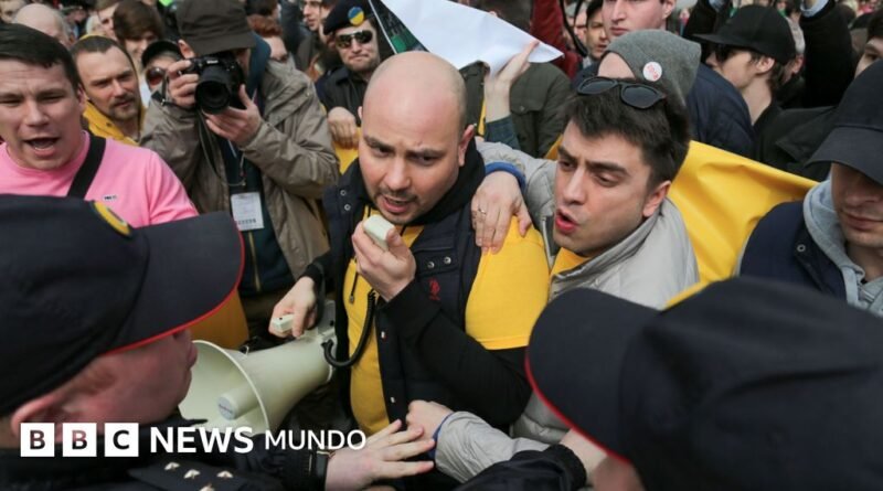 Los opositores a Putin deportados por Occidente a los que ahora Rusia envía a la guerra - BBC News Mundo