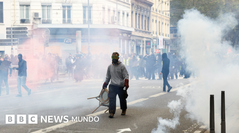 Más de 130 arrestos en Francia donde miles de personas salen a las calles a protestar - BBC News Mundo