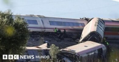 Mueren decenas de personas al chocar dos trenes de alta velocidad en el sur de España - BBC News Mundo