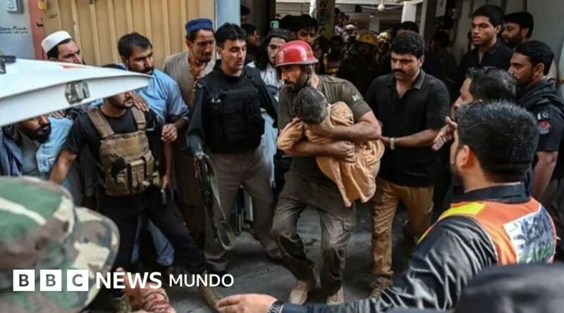 Mueren más de 30 niños y un maestro en Pakistán tras el derrumbe del techo de una escuela - BBC News Mundo
