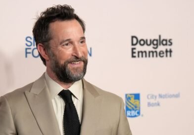 Noah Wyle, protagonista de “The Pitt”, es nombrado el hombre más sexy del mundo en 2026 - RR Noticias