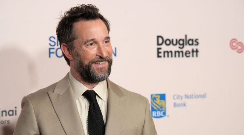 Noah Wyle, protagonista de “The Pitt”, es nombrado el hombre más sexy del mundo en 2026 - RR Noticias